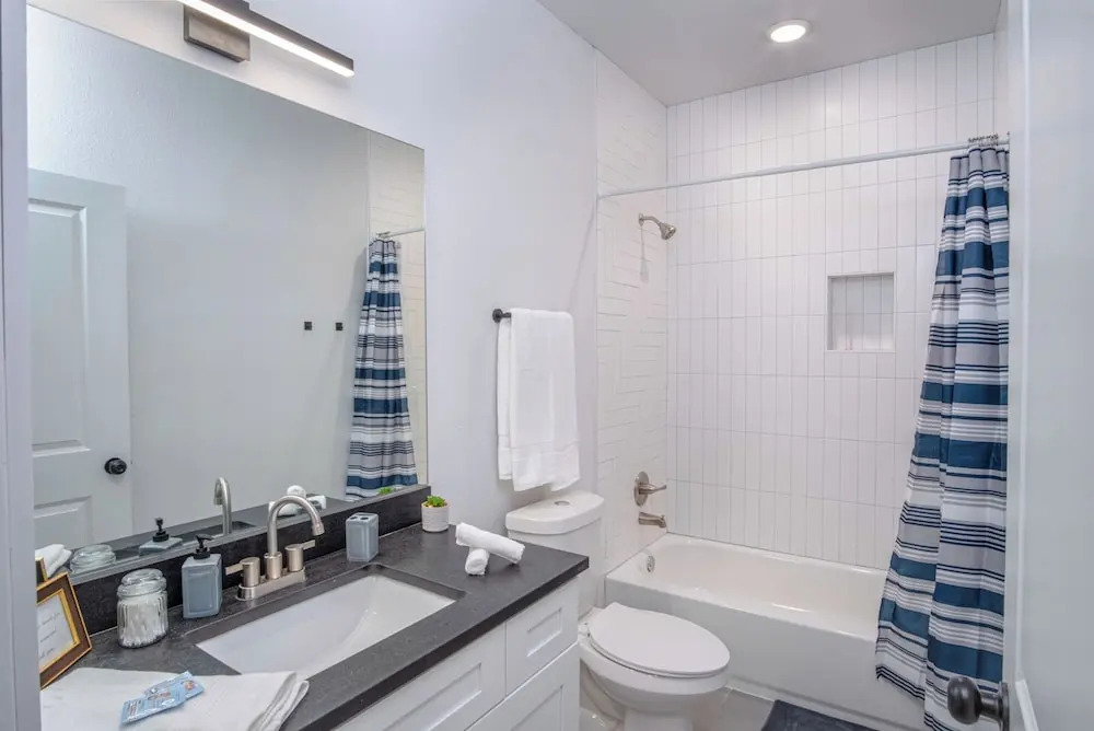 Cutting-edge Elegant 3BR 2.5ba Home Near Downtown!