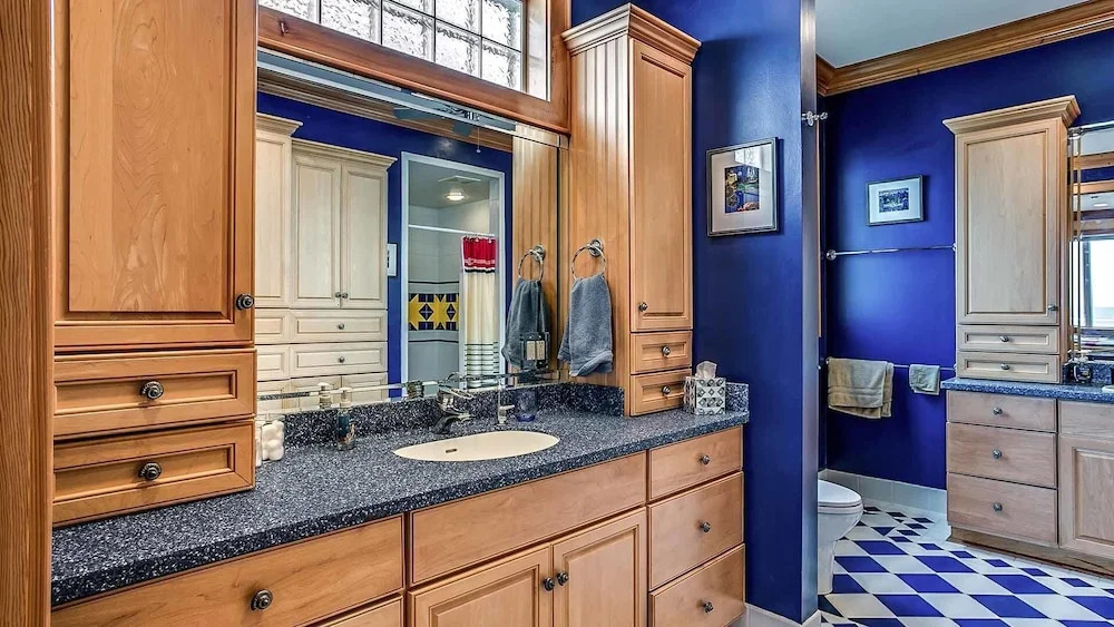 The Boat - 8 Br Home
