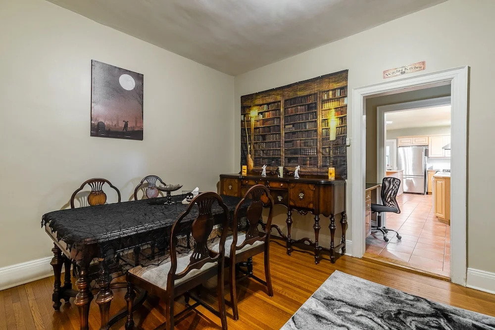 Cozy Houses in Downtown Toronto by GLOBALSTAY