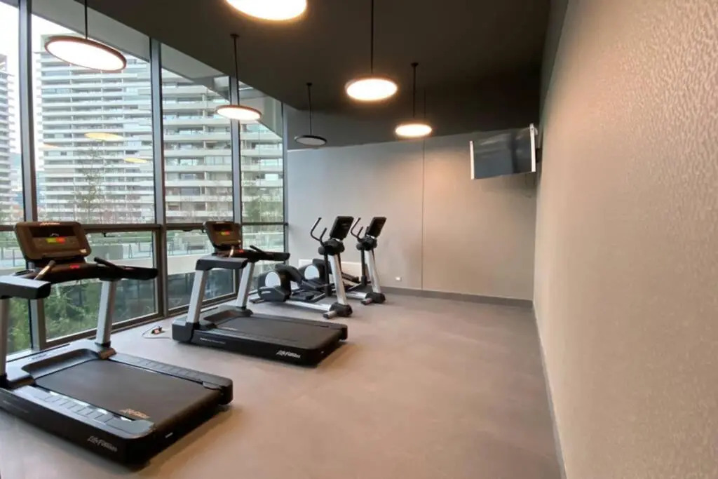 Departamento de lujo en suite, en el piso 38, Las Condes, costado de parques y malls