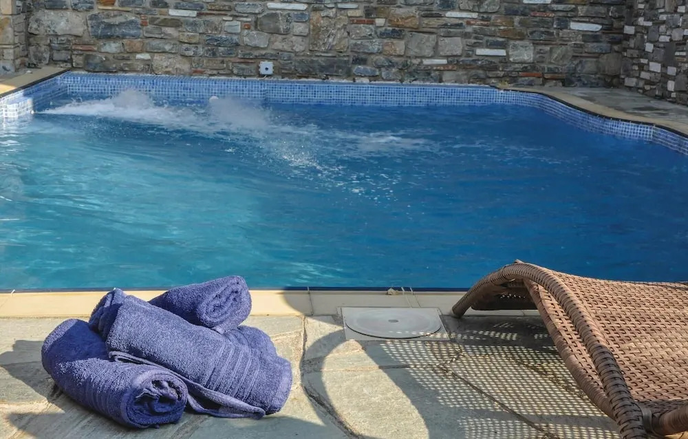 Nice Home in Portaria with Hot Tub, WiFi & 5 Bedrooms