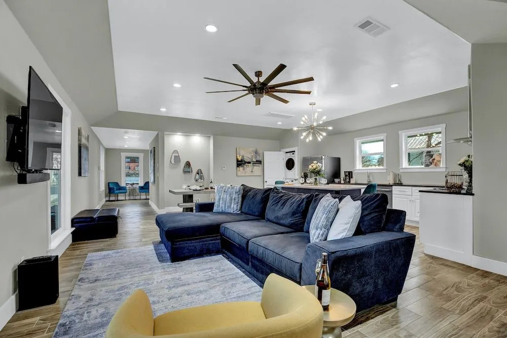 Luxury Home 1 Block To Main W/hot-tub