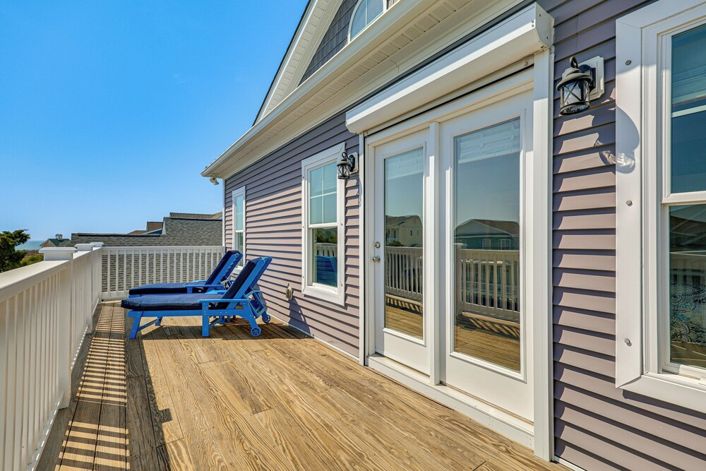 Spacious Coastal Gem on Oak Island 100 Yds to Sand