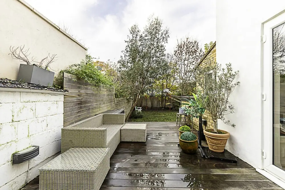 Gorgeous 4-bed Home With a Fireplace and Terrace