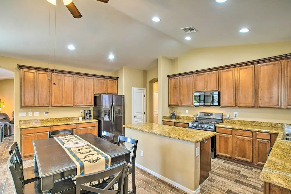 4 Mi to Surprise Stadium! Snowbird Haven w/ Pool