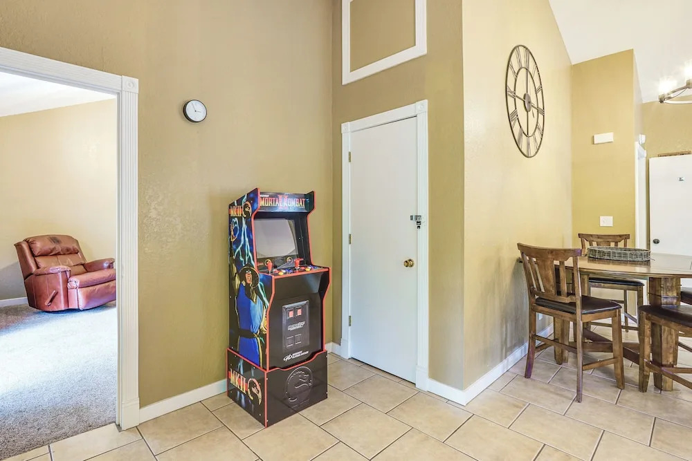 2 Decks & Pool Access: Osage Beach Retreat