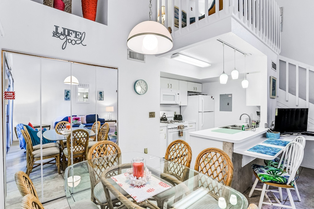 Breezy Townhouse With a Pool, hot Tub, Patio, Central AC, and Washer/dryer