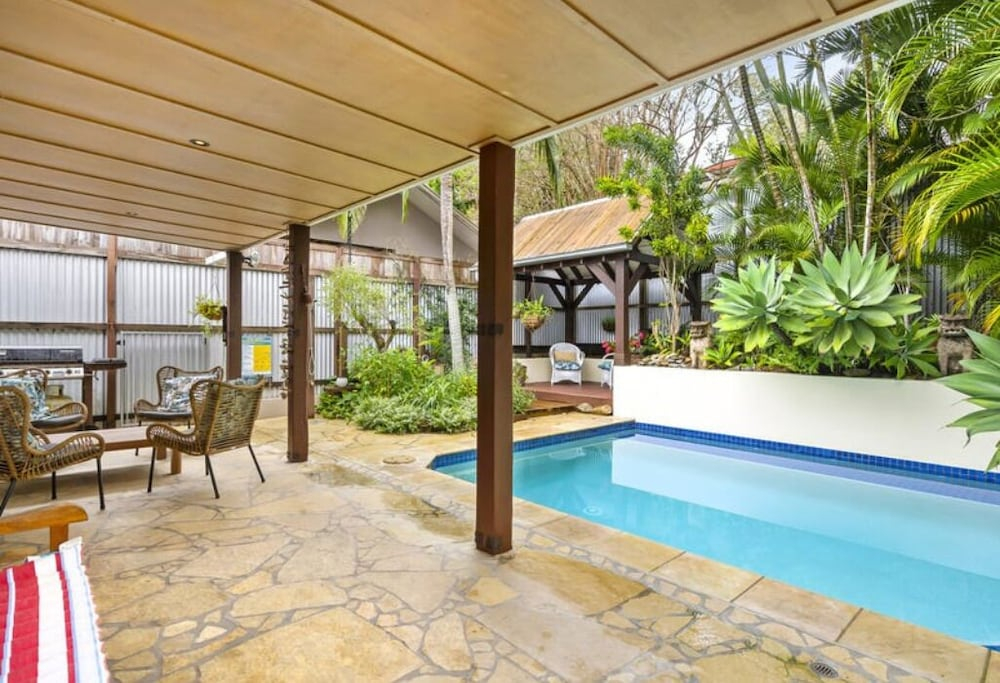 Burleigh Coastal Escape 4BR Home