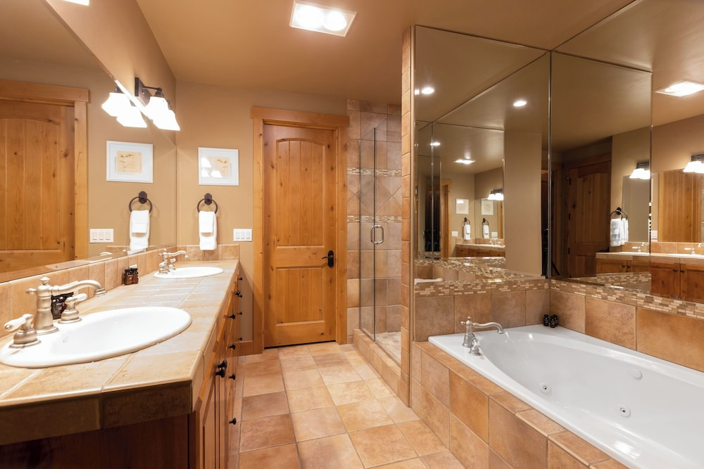 Highline by Avantstay Breathtaking Mountain Home w/ Hot Tub & Views