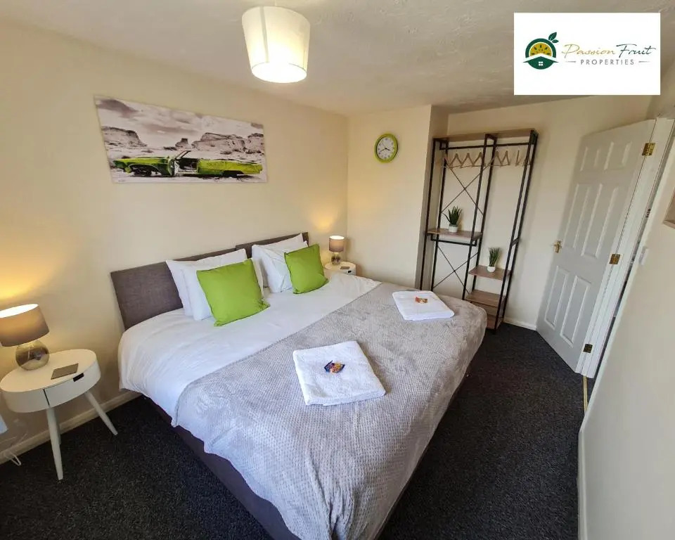 3 Bedroom house near Coventry City Centre with Wi-fi, driveway & garden - 16RWC