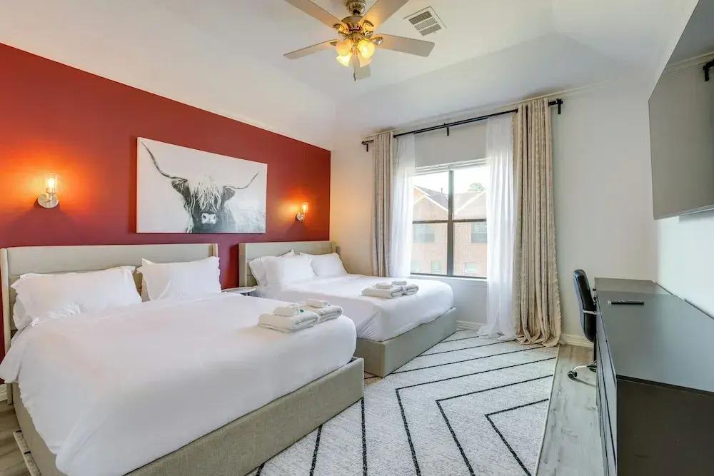 Yard & Workspaces: Luxe Duplex Unit in Houston