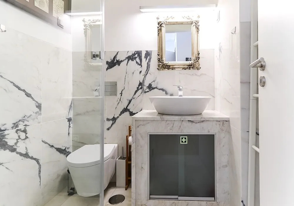 JOIVY Bold & classy 2BR home w/balcony in Baixa, moments from shopping streets
