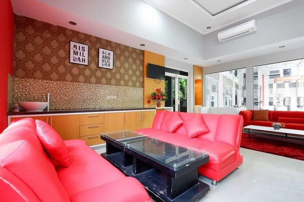 RedDoorz near Solo Square 3