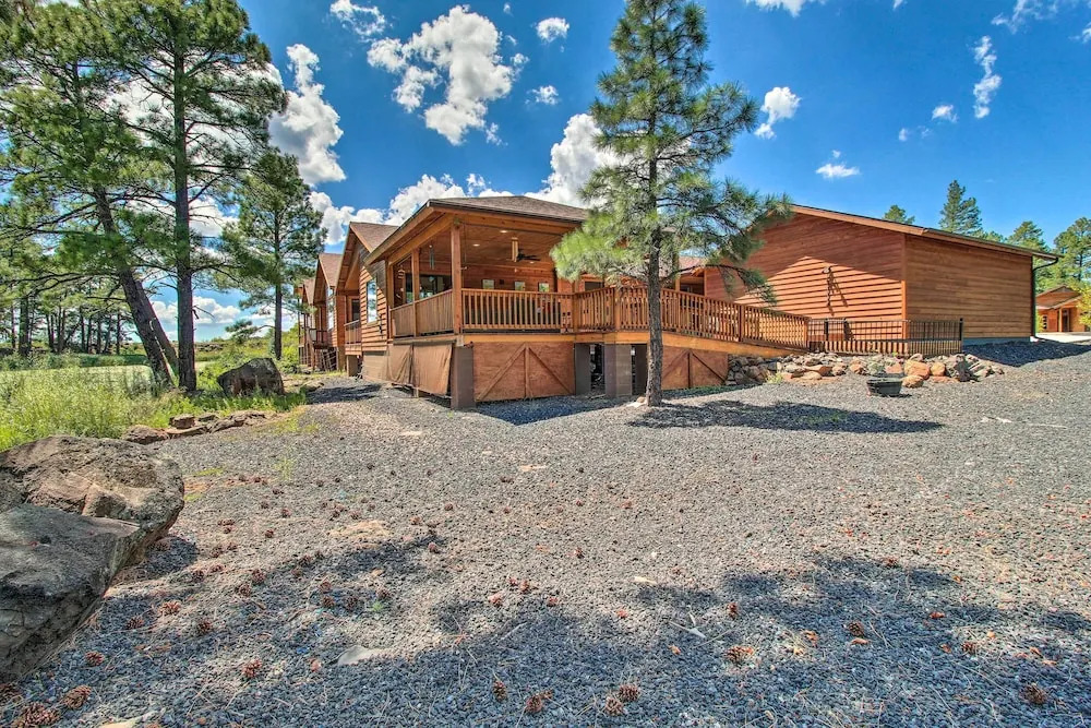 Cabin Getaway w/ Game Room Near Rainbow Lake!