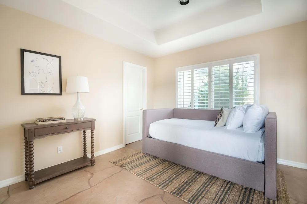 Sandstone by AvantStay Spacious Desert Oasis w Pool BBall Crt Movie Room