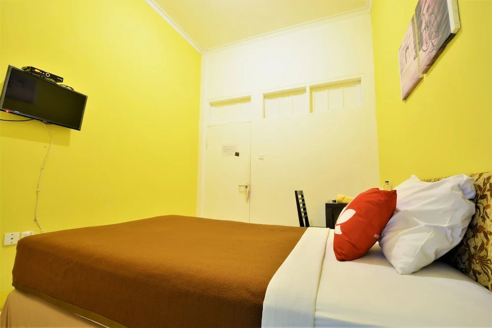 ZEN Rooms Basic Near Pasar Baru