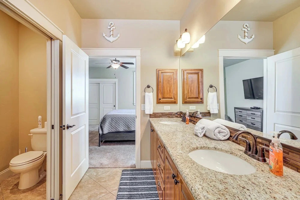 Ultimate Havasu Escape: Spacious 4BR 2 King Suites
