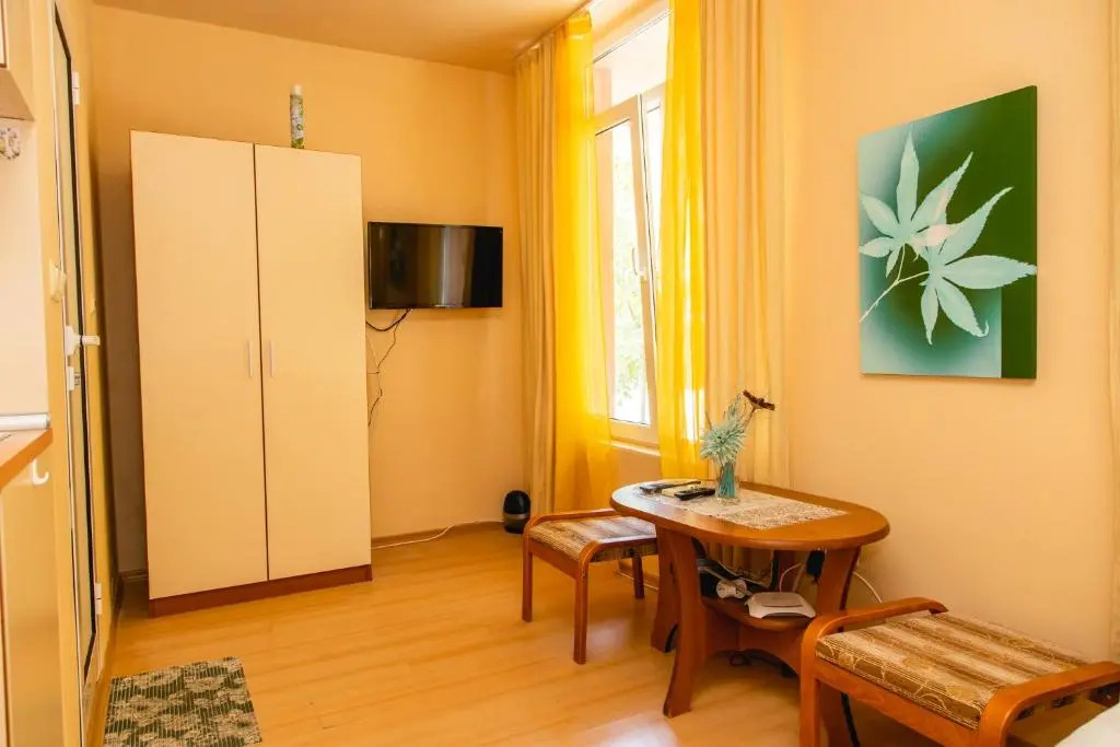 Compact studio with an indoor pool near Cacao Beach