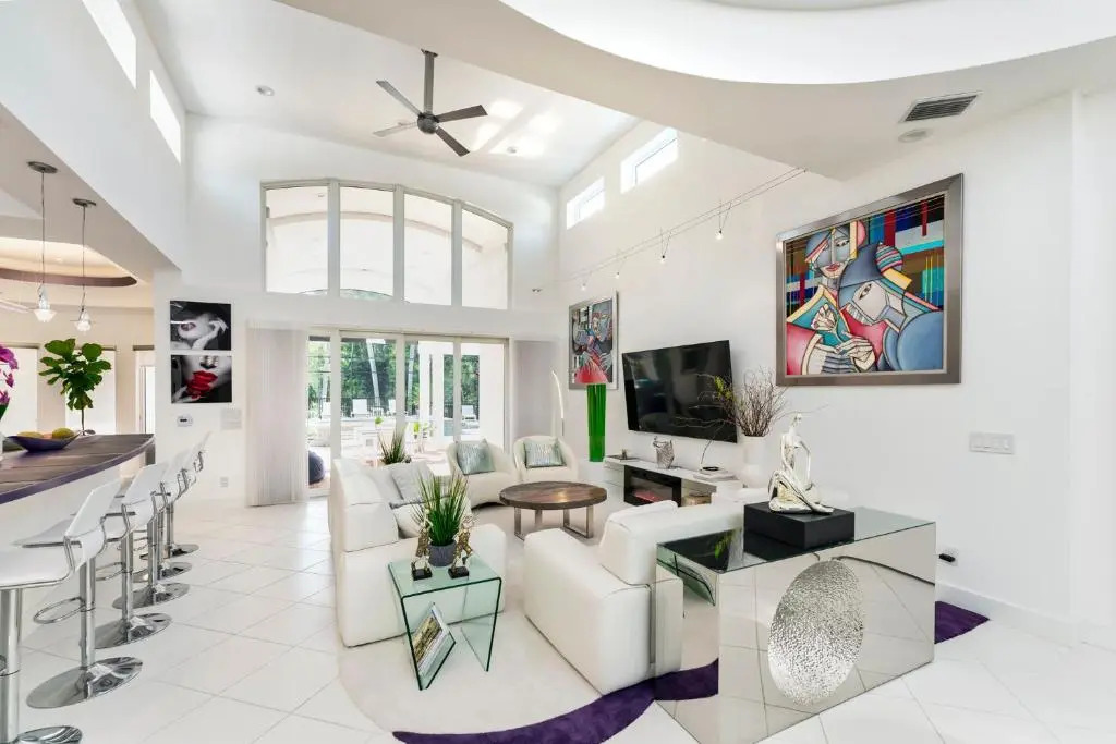 Luxury Villa 4 bed 4 bath on canal access to the Golf 40 min, beach 8 min away