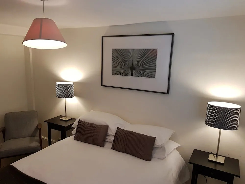 Modern 2 Bedroom Flat in Victoria - Zone 1