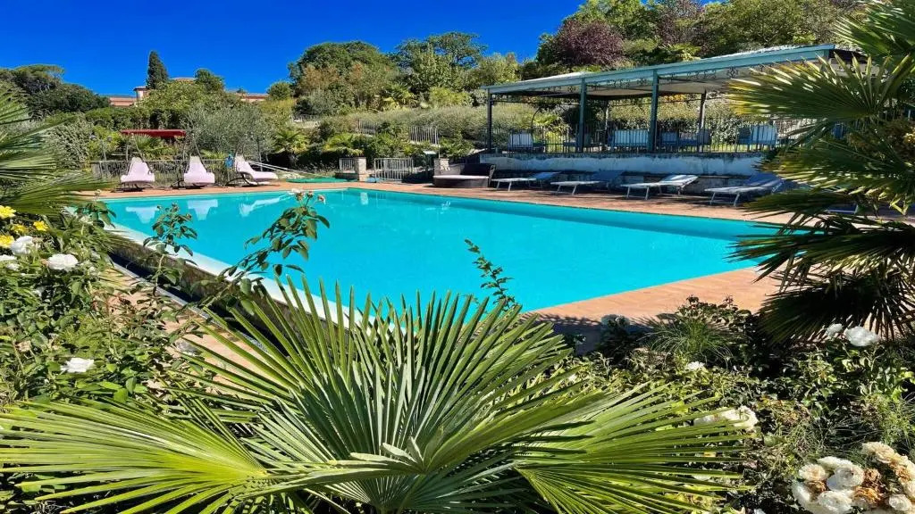 Gardens, Pool, Jaccuzzi Spoleto-poolside-slps 20 1 Hour to Rome