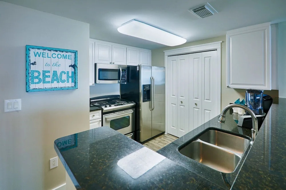 Waterscape B606 - 2 Br condo by RedAwning