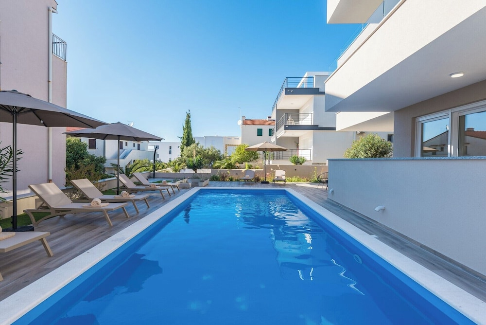 Pool Apartments Villa Meteorite