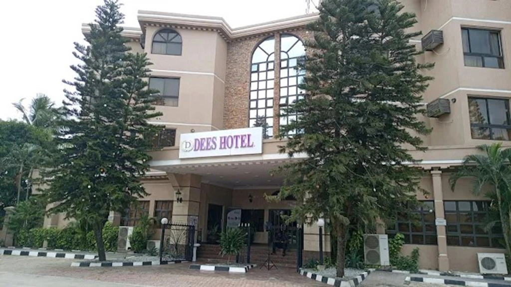 Отель Dees Suites