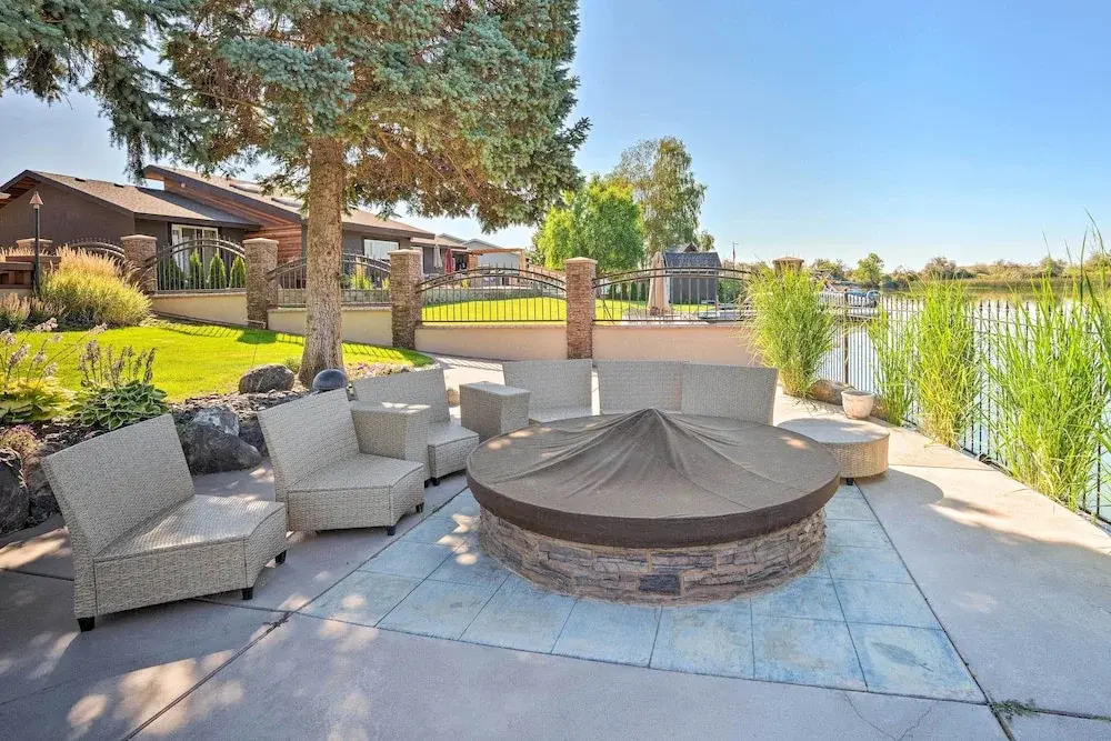 Moses Lake Retreat w/ Salt Water Hot Tub!