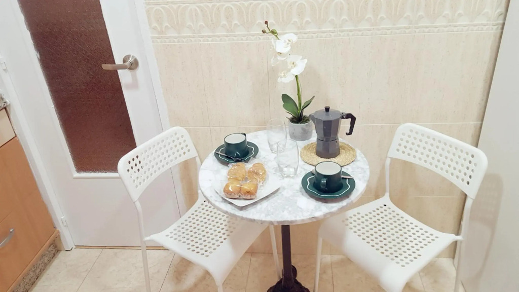 Central Apartment in Valencia with WIFI + Parking.