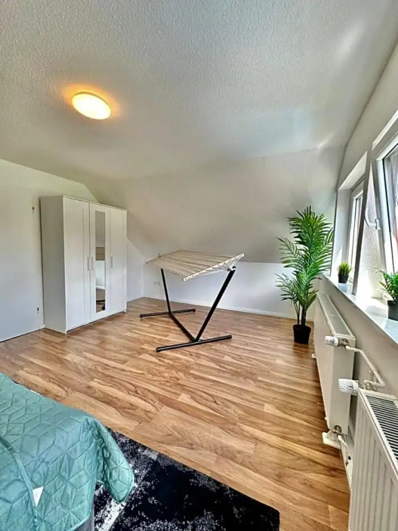 Großes City-Ferienhaus mit Terrasse, Grill und Parkplatz F19