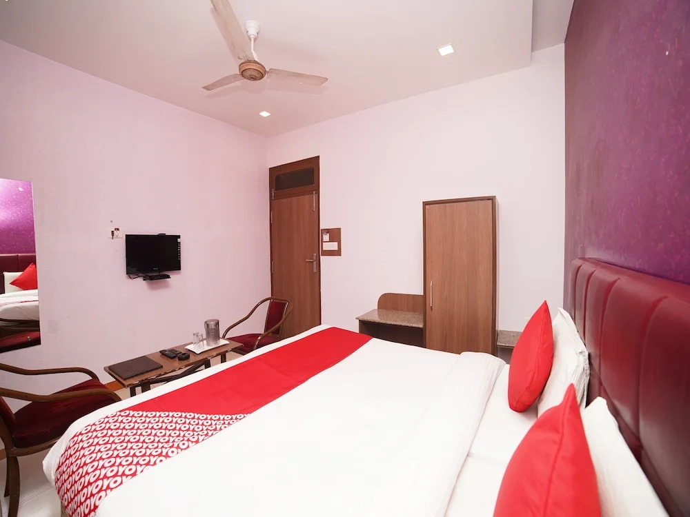 Oyo 7872 Amber Hotel