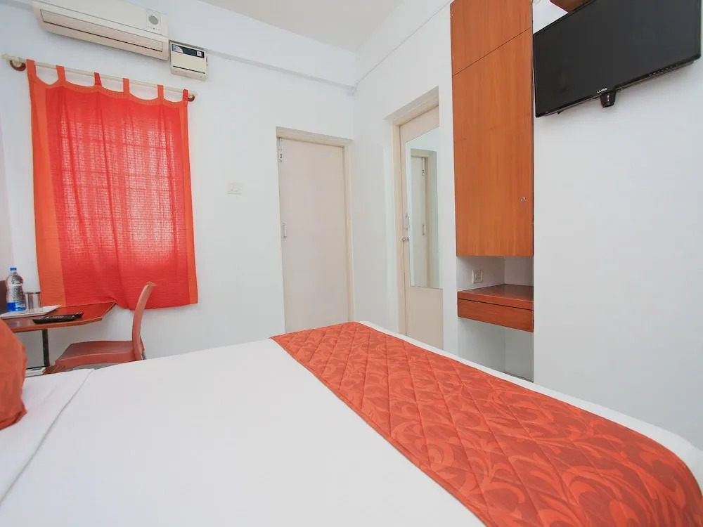 OYO 1356 Hotel Gokulam Compact