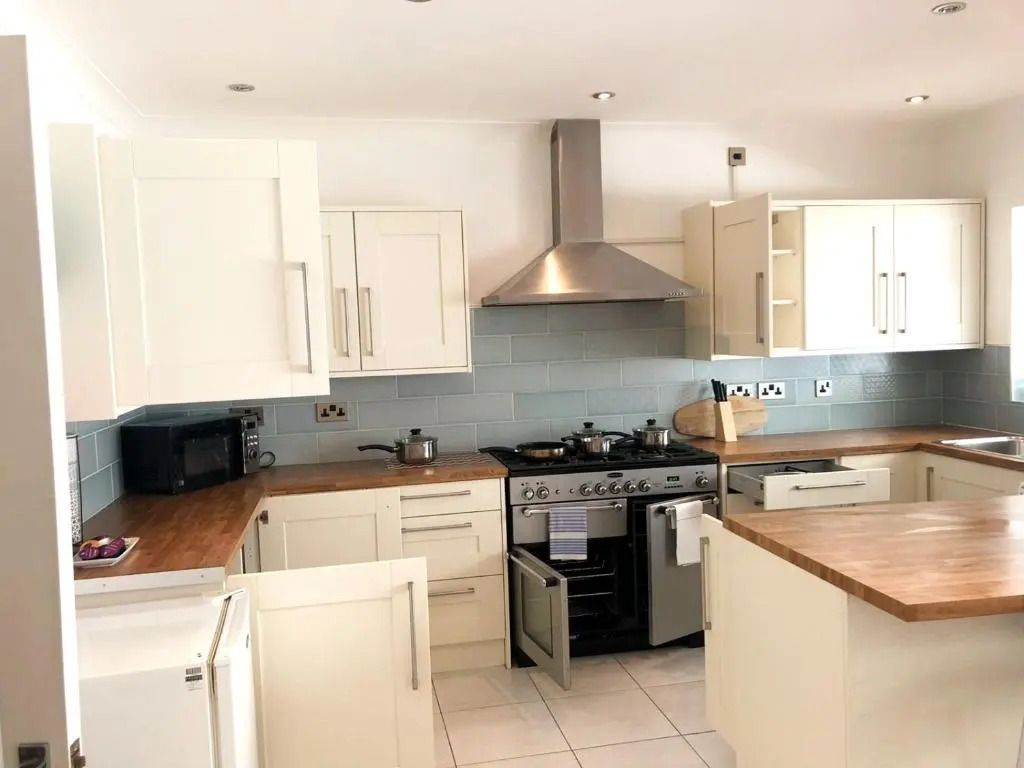 3-bed Semi-detached House, Wifi, Parking, Outdoor Space