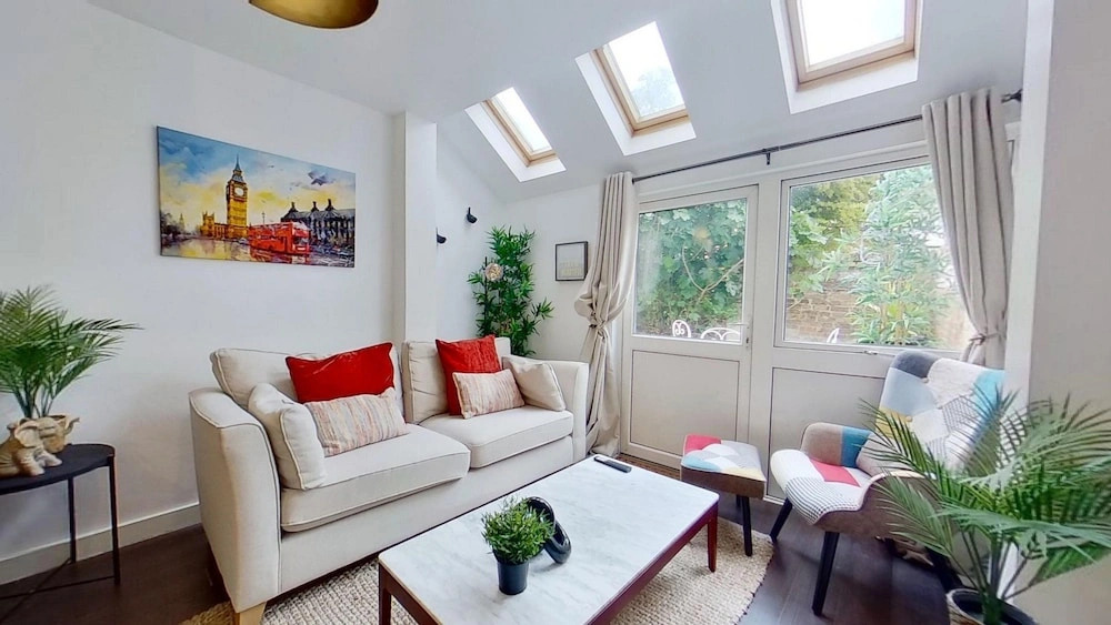 Charming 2 Bed Apt with Netflix & Wi-Fi