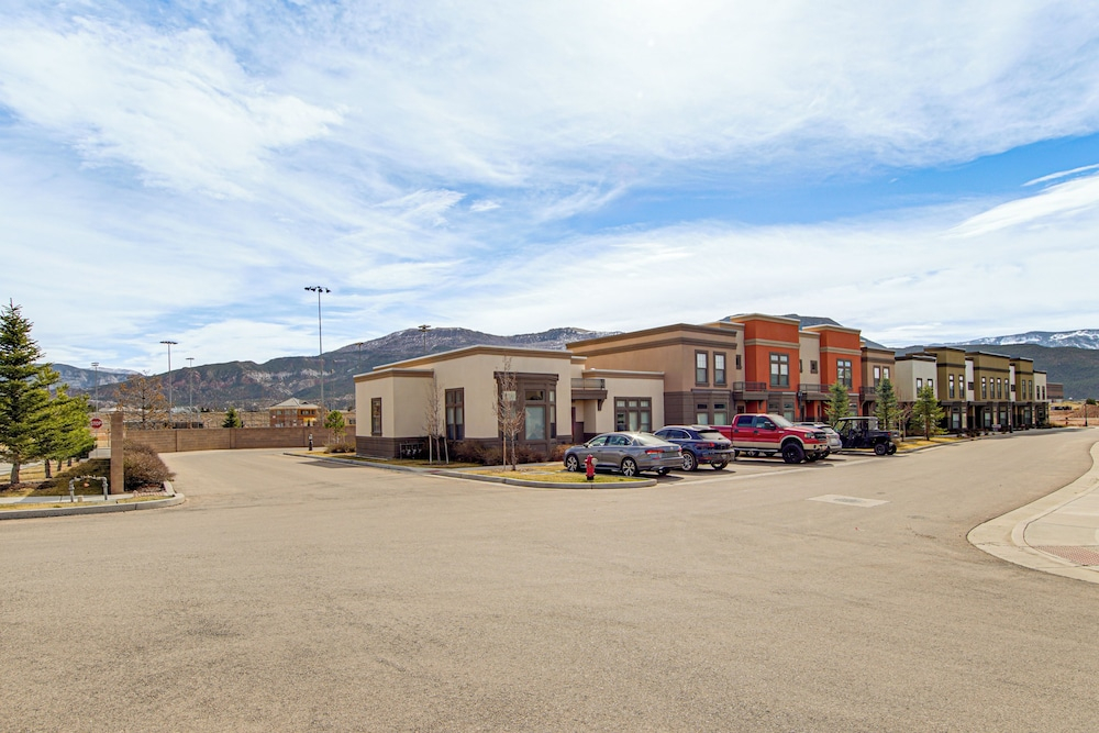 Hike, Golf & Unwind! Mtn-view Cedar City Townhome