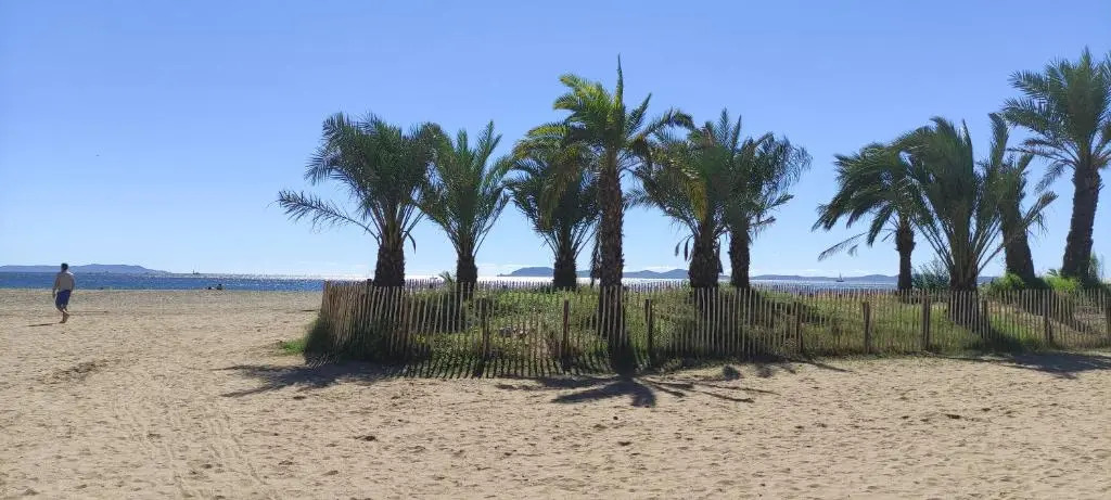 chambres côté plage, aperçu mer, proche aéroport, climatisées et parking gratuit