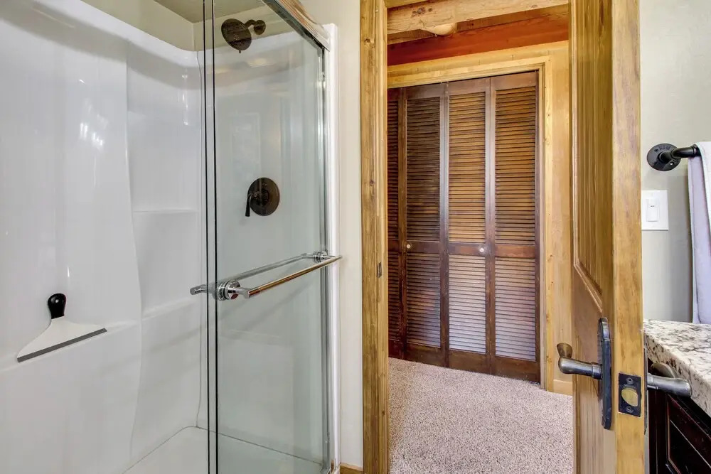Cozy Log Cabin on 1/2 Acre in Lakeside!