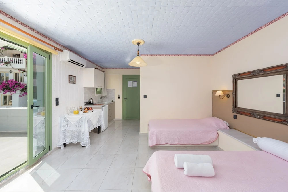 2 Bed Apartment - Sleeps 8 - Pool Patio Views