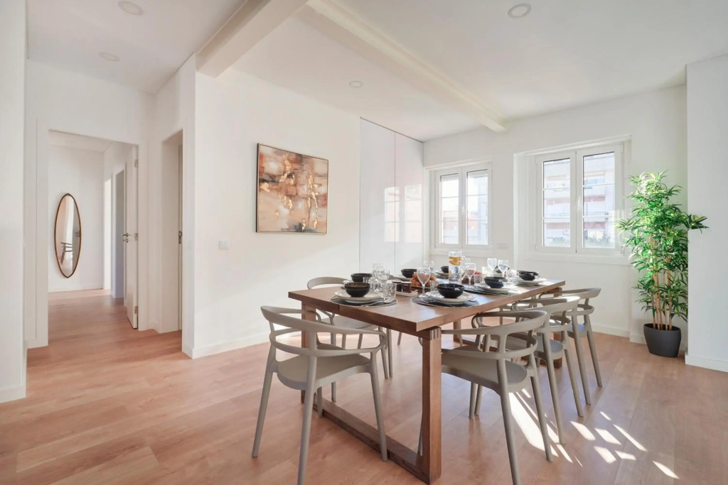 Deluxe Apt at Amazing Prime Location, By TimeCooler