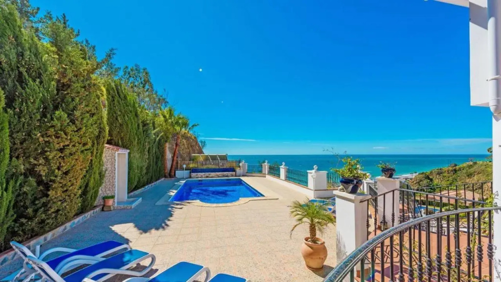 Villas Nerjazul - El Peñoncillo Beach