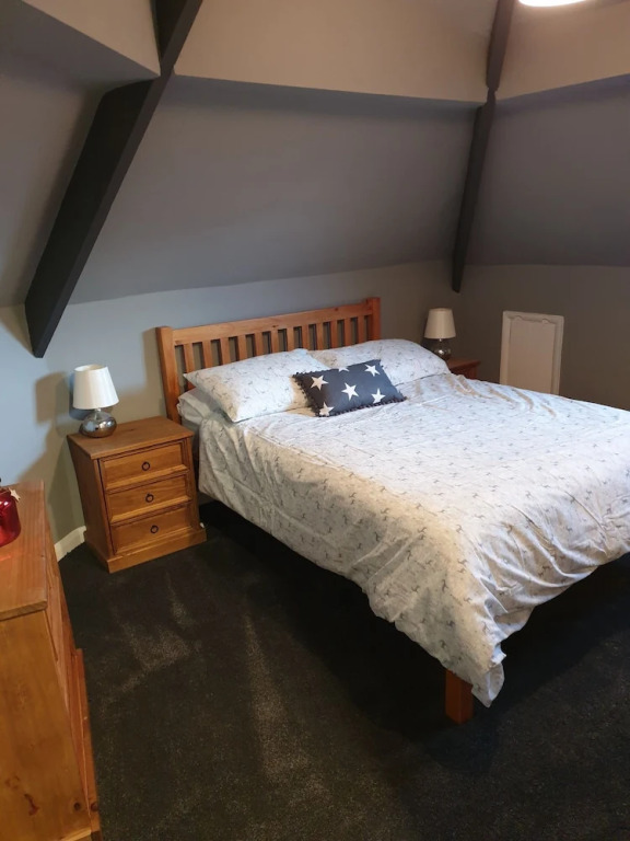 4 Bed Sleeps 8 On-Road Parking WiFi