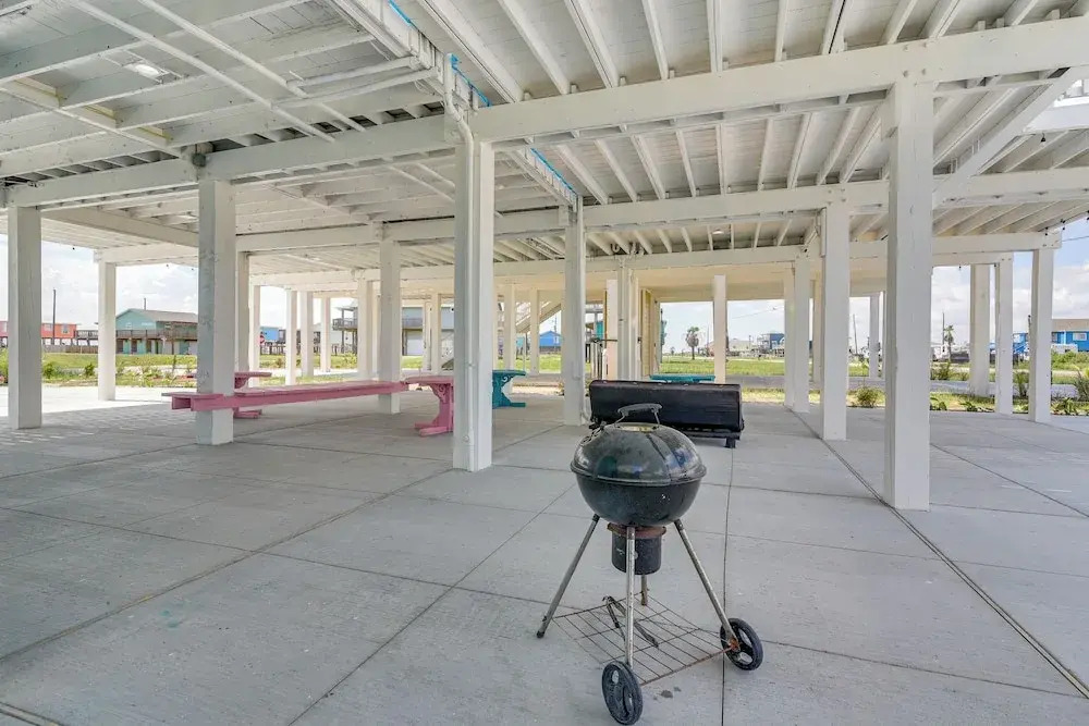Walk to Shore: Freeport Beach House w/ Grill
