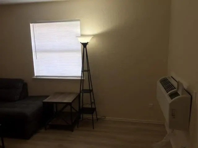 Cozy Upstairs 1 Bedroom Apartment close to Fort Sill