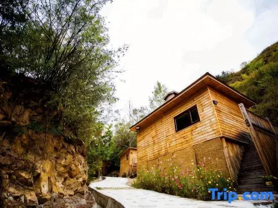 Wuling Mountain's Shouyuzirangjingba Guesthouse