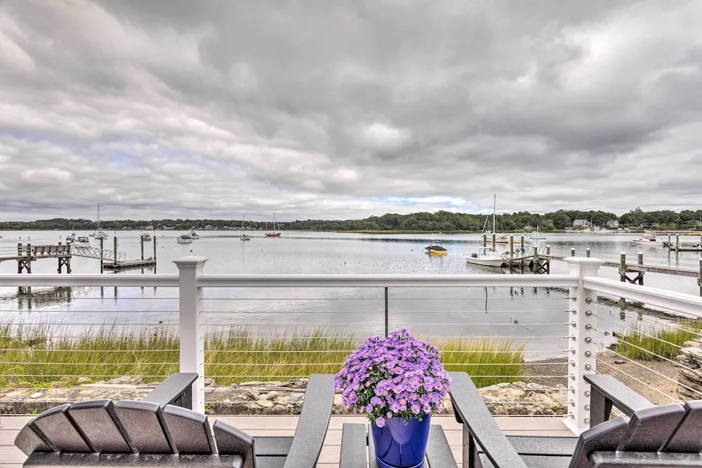 Charming Bristol Cottage w/ Private Beach