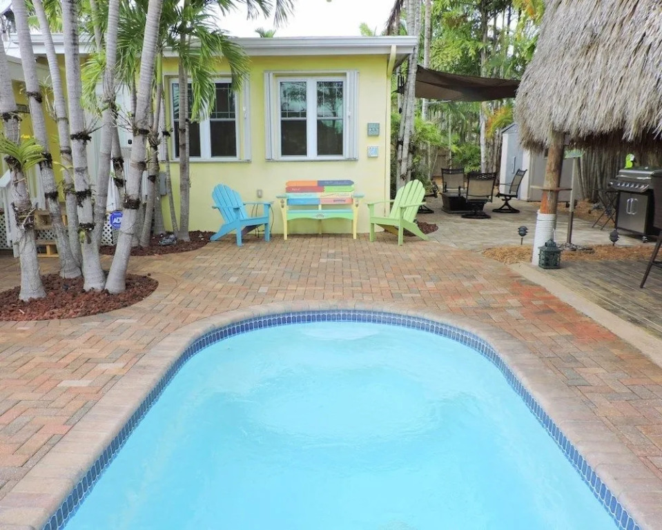 Tiki Getaway 3/2 for 8 Heated Pool, Tiki Hut, Bar