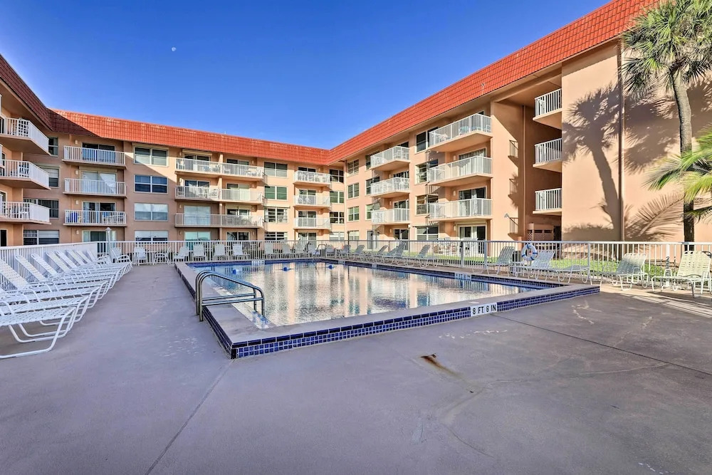 Sunny Cocoa Beach Condo w/ Balcony & Pool Access