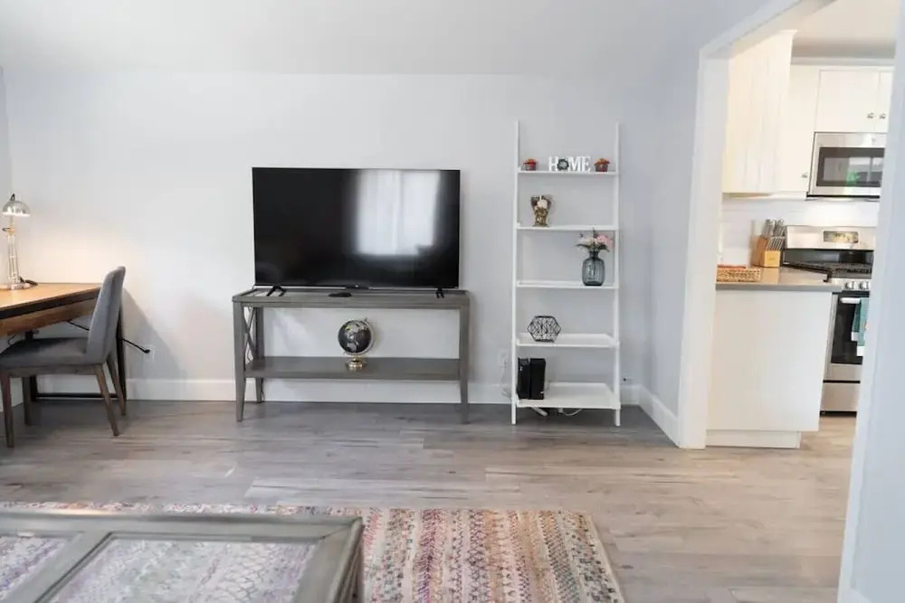 Updated 1BR House in Glendale With Private Fenced Yard p55