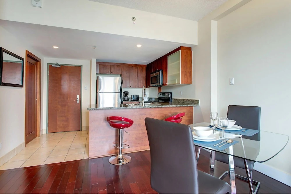 Downtown Suites by Hometrotting